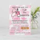 Invitation Elle est prête à appeler les chaussures (Debout devant)