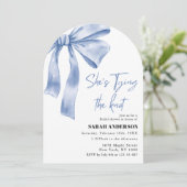 Invitation Elle est Tying the Knot bleu bow Fête des mariées (Debout devant)