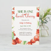 Invitation Elle Est Une Fille Bébée Cerise Douce 1er Annivers (Debout devant)