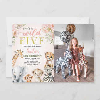Invitation Elle est une photo d'anniversaire de safari floral