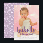 Invitation Elle fête son premier anniversaire Photo de premiè<br><div class="desc">Elle a un an ! Célébrez l'événement spécial avec ces invitations de première année simplement élégantes qui présentent une photo de votre petite fille avec un texte superposé violet moderne. Le nom du bébé et l'année de naissance sont mis en évidence dans un script manuscrit gras, ainsi que tous les...</div>