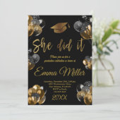 Invitation Elle l'a fait - Black and Gold Balloons Graduation (Debout devant)
