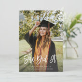 Invitation Elle L'A Fait Moderne Script Photo Graduation (Debout devant)