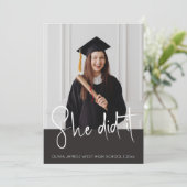 Invitation Elle l'a fait typographie photo remise de diplôme  (Debout devant)