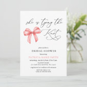Invitation Elle noue la Fête des mariées arc rose noeud (Debout devant)