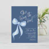 Invitation Elle noue la Fête des mariées bleu foncé du noeud (Debout devant)