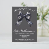 Invitation Elle noue la Fête des mariées gothique de coquette (Debout devant)