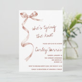 Invitation Elle noue le noeud ! Fête des mariées moderne (Debout devant)