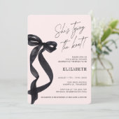 Invitation Elle noue le noeud Noir Bow FÊTE DE NOCE (Debout devant)