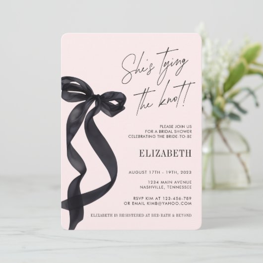 Invitation Elle noue le noeud Noir Bow FÊTE DE NOCE (Debout devant)