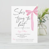 Invitation Elle noue le noeud Script Pink Bow Fête des mariée (Debout devant)