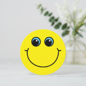 Invitation Emoji de sourire jaune font face à l'invitation de (Debout devant)