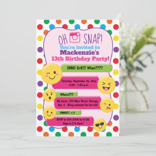 Invitation Emoji Texting Multi-Color Girl'Ado d'anniversaire (Debout devant)
