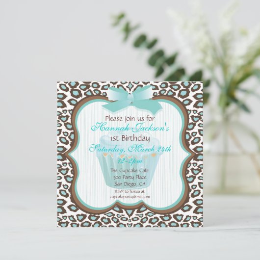 Invitation empreinte de léopard cupcake fête d'anniversaire t (Debout devant)
