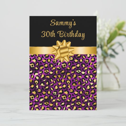 Invitation Empreinte de léopard violet et or fête d'anniversa (Debout devant)