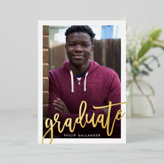 Invitation En Aluminium 2025 GRADUATE photo moderne script or (Debout devant)