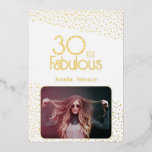 Invitation En Aluminium 30 et Fabulous Photo 30th Birthday Gold Foil Card<br><div class="desc">30 et Fabulous Gold Parties scintillant Photo 30th Birthday Gold Foil Card. Carte d'anniversaire moderne avec typographie branchée et motif en feuille d'or. Le design a une photo et un nom personnalisés. Vous pouvez modifier ou effacer le texte à l'arrière. Faites-lui une carte personnalisée de 30e anniversaire.</div>