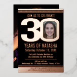 Invitation En Aluminium 30e fête d'anniversaire noir et rose feuille d'or<br><div class="desc">Gras simple graphique noir, et feuille d'or rose ou votre propre modèle photo couleur feuille de papier 30e anniversaire invitation. Personnalisez cette invitation perlée d'anniversaire avec vos propres détails de fête d'anniversaire, et une photo de votre garçon ou fille d'anniversaire au centre du 0 sur 30 et une photo plein...</div>