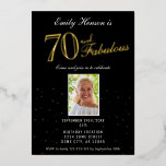 Invitation En Aluminium 70 et Fabulous Black 70th Birthday Gold<br><div class="desc">Elégant 70 et Fabulous Black 70th Birthday Gold Foil Invitation. Feuille d'or sur arrière - plan noir. Ajoutez votre photo et les détails de votre fête.</div>