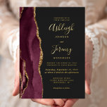 Invitation En Aluminium Agate moderne Bourgogne Rouge Or Mariage foncé<br><div class="desc">Le bord gauche de cette élégante faire-part de mariage moderne est orné d'une bordure d'aquarelle rouge bordeaux et ornée d'une parties scintillant en faux or. Le texte personnalisable combine écriture manuscrite, copperplate et polices italiques en feuille d'or réelle sur un arrière - plan non noir. L'envers est assorti d'un design...</div>