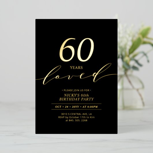 Invitation En Aluminium Black & Gold Foil | 60 ans aimés 60e anniversaire (Debout devant)
