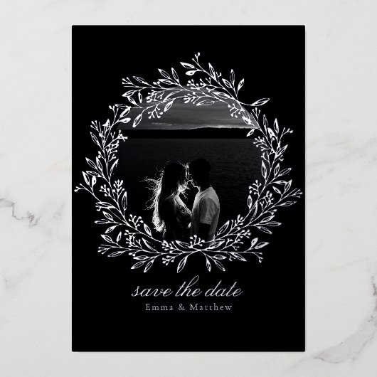 Invitation En Aluminium Black Wreath Elegant Photo & QR Enregistrer la dat (Recto)