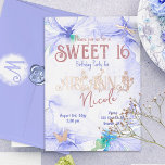 Invitation En Aluminium Bleu, Rose Gold Sweet 16 lettres de fleurs sauvage<br><div class="desc">Invités Invitations à votre soirée Sweet 16 avec de belles invitations florales bleues. Le lettrage rose or floral pour votre nom peut être facilement modifié. Les fleurs sauvages peuvent être redimensionnées et repositionnées avec votre texte. La palette de couleurs d'or bleu botanique, rose poussiéreux et rose est polyvalente pour les...</div>
