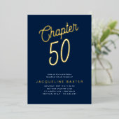 Invitation En Aluminium Blue 50th Birthday Gold Script Chapitre 50 Party (Debout devant)
