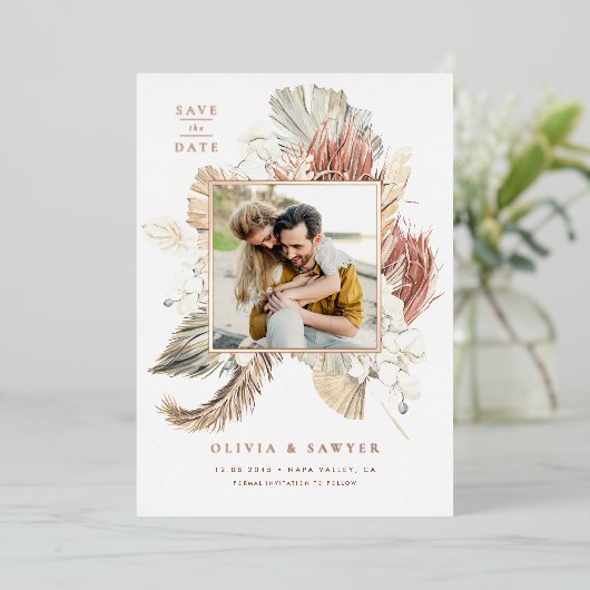 Invitation En Aluminium Boho Orchidées et séché Palm Photo Enregistrer la (Debout devant)