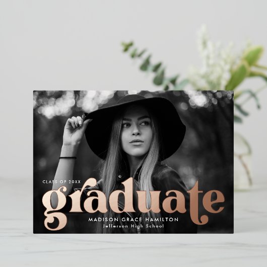 Invitation En Aluminium Bold Rose Gold Typography Graduation Announcement (Debout devant)