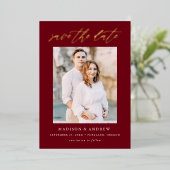 Invitation En Aluminium Burgundy et Gold Script Photo Enregistrer la date (Debout devant)
