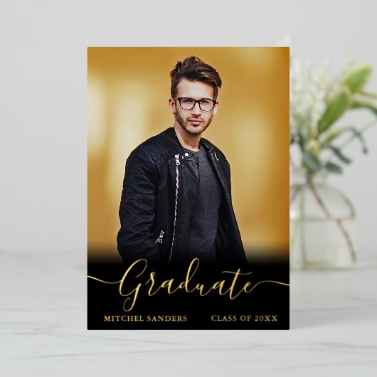 Invitation En Aluminium Calligraphie moderne Script Photo Grad Foil Card B (Debout devant)