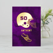 Invitation En Aluminium Chalboard d'anniversaire de football violet et or (Debout devant)