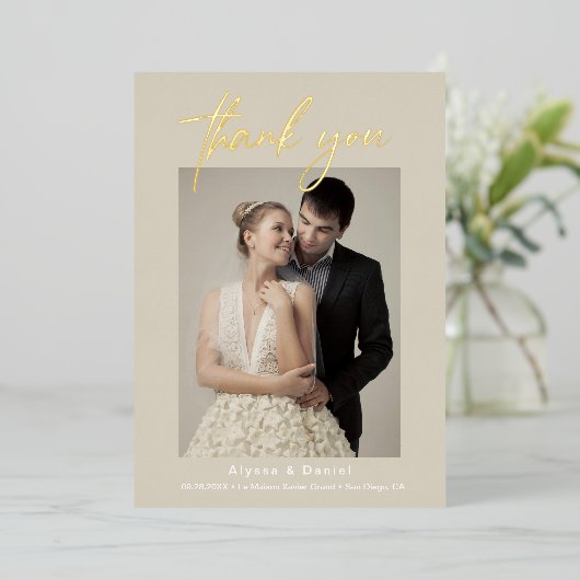 Invitation En Aluminium Chic Beige mariage photos main Script (Debout devant)