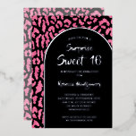 Invitation En Aluminium Chic Sweet 16 Empreinte de léopard Anniversaire Or<br><div class="desc">Célébrez le jalon de l'anniversaire du sweet sixteen avec des invitations élégantes avec les détails de votre fête en papier argenté sur un arrière - plan empreinte de léopard noir et rose chic. Cette invitation est imprimée professionnellement sur du papier de haute qualité. CORRESPONDANCE d'objets dans notre collection.</div>