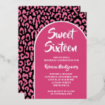 Invitation En Aluminium Chic Sweet 16 Impression Anniversaire Argent<br><div class="desc">Célébrez le Sweet sixteen avec des invitations élégantes avec vos coordonnées de fête en lettrage blanc et Sweet Sixteen en véritable feuille d'argent sur fond rose vif sur un fond à motif léopard rose et noir chic. Cette invitation est imprimée professionnellement sur du papier de haute qualité. Articles CORRESPONDANTS dans...</div>