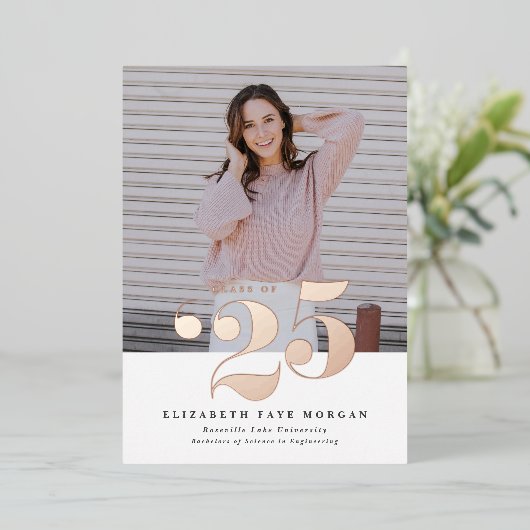 Invitation En Aluminium Classe de 2025 Typographie Photo Graduation Pink (Debout devant)