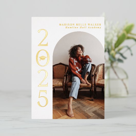 Invitation En Aluminium Classe de 2025 White Arch Frame Graduation (Debout devant)