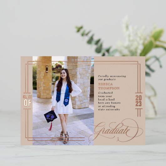 Invitation En Aluminium Classic Script Graduation Taupe & Rose Gold (Debout devant)
