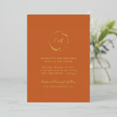 Invitation En Aluminium Couronne florale de monogramme orange brûlé, maria (Debout devant)