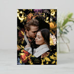Invitation En Aluminium Dark Moody Romantic Floral Photo Enregistrer la da<br><div class="desc">Un vrai papier d'aluminium est là ! Un peintre hollandais sombre a inspiré des fleurs avec des coutures de feuilles de feuille d'or autour d'un découpage photo dans un cadre hexagonal. Disponible en or rose, argent et feuille d'or classique. Facultatif pour ajouter du texte comme un site Web ou une...</div>