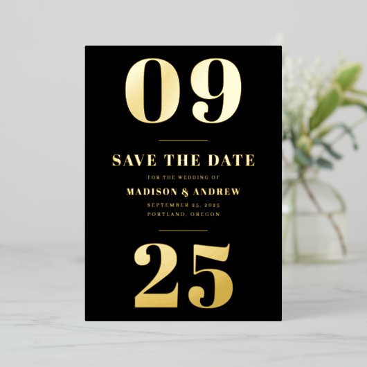 Invitation En Aluminium Date moderne Black and Gold Bold Enregistrer la da (Debout devant)