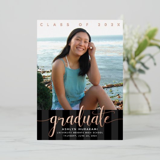 Invitation En Aluminium Diplôme photo girly script noir réel rose or (Debout devant)