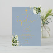 Invitation En Aluminium Dusty Blue Greenery Monogramme Baptême Or (Debout devant)