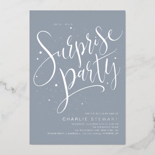 Invitation En Aluminium Dusty Blue Silver Script moderne Surprise Party (Recto)