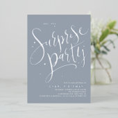 Invitation En Aluminium Dusty Blue Silver Script moderne Surprise Party (Debout devant)
