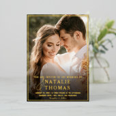 Invitation En Aluminium Élégant Black Gold Script Photo Mariage Monogramme (Debout devant)