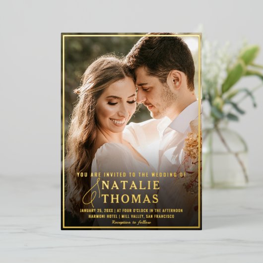 Invitation En Aluminium Élégant Black Gold Script Photo Mariage Monogramme (Debout devant)