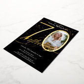 Invitation En Aluminium Elégant Confetti Photo Black Gold 70e anniversaire (Rotation)