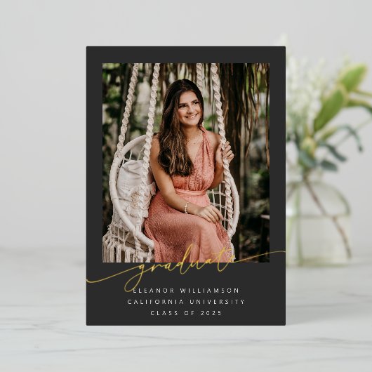 Invitation En Aluminium Elégant Gold Black Script superposition photo Grad (Debout devant)